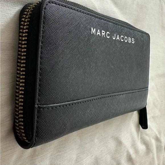 Marc Jacobs Elegant Black Zip Wallet - Picture 3 of 8